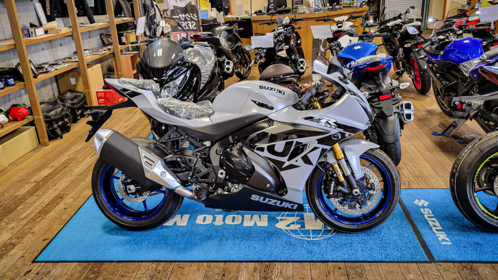 マットグレーのR1000R、入荷しました!!